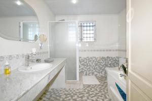 Vannas istaba naktsmītnē Villa Maya oceanfront with pool, jaccuzzi, wifi, jets in bathroom