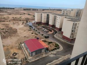 eine Luftansicht einer Stadt mit Gebäuden und einer Straße in der Unterkunft F4 lpp Mostaganem Algérie in Mostaganem