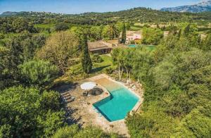 une vue aérienne d'une maison avec piscine dans l'établissement Sestadors, à La Puebla
