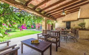 une terrasse avec une table et des bananes. dans l'établissement Sestadors, à La Puebla