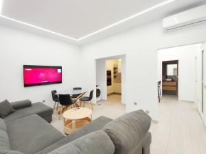 una sala de estar con un sofá y una mesa en LM14 Beach by Wave Properties, en Las Palmas de Gran Canaria 11 fotos más