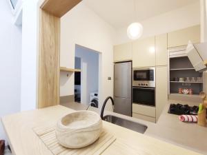 una cocina con una mesa con un tazón encima en LM14 Beach by Wave Properties, en Las Palmas de Gran Canaria