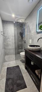 Un baño con ducha, lavabo e inodoro. en Korter puhkuseks Pärnus, en Pärnu