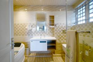 Vannas istaba naktsmītnē Villa Maya oceanfront with pool, jaccuzzi, wifi, jets in bathroom