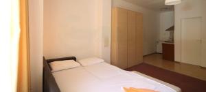 A bed or beds in a room at Beach Pool and Spa Apartment in Marina Cape