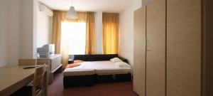 A bed or beds in a room at Beach Pool and Spa Apartment in Marina Cape