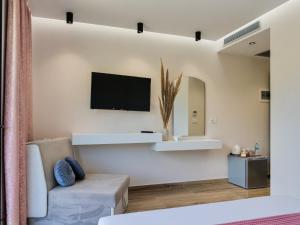 Телевизор и/или развлекательный центр в Villa Tonia Livadh Himare
