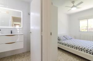 En eller flere senge i et værelse på Club Villamar - Juliana + 44 billeder