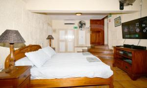 Gulta vai gultas numurā naktsmītnē Villa Maya oceanfront with pool, jaccuzzi, wifi, jets in bathroom