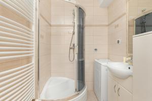 a bathroom with a shower and a sink at Wakacyjny Apartament z Parkingiem 500 m od Plaży by Noclegi Renters in Puck +15 photos