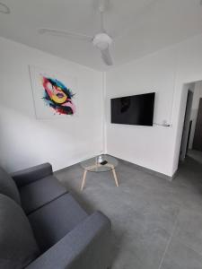 TV a/nebo společenská místnost v ubytování Thiptara Resort - adults only
