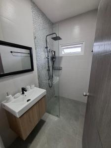 La salle de bains est pourvue d'un lavabo et d'une douche. dans l'établissement Thiptara Resort, à Nathon Bay