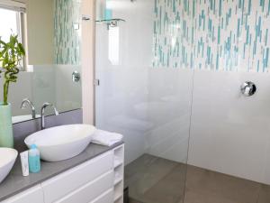 Ένα μπάνιο στο Ocean View Properties - Apartment 701 +19 φωτογραφίες