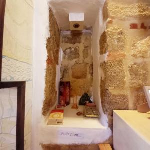 ein Regal in einer Wand mit Büchern darauf in der Unterkunft Ioli's Home - Medieval Town in Rhodos (Stadt)