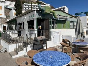 Un restaurante con mesas y sillas frente a un edificio. en Arimar Seaview Puerto Rico, en Puerto Rico de Gran Canaria