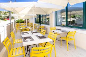 Reštaurácia alebo iné gastronomické zariadenie v ubytovaní Azul Eco Hotel