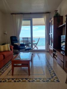 ein Wohnzimmer mit Blick auf das Meer in der Unterkunft Mediterranean Lookout from Vinaròs in Vinarós