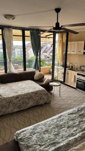 Kuchyň nebo kuchyňský kout v ubytování Kazanlak DOWNTOWN Central Apartment Guesthouse with Full Kitchen, Panoramic Views, Self Check-in & Free Parking, Best Value!
