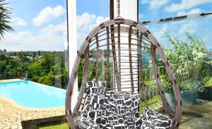 Peldbaseins naktsmītnē Villa Maya oceanfront with pool, jaccuzzi, wifi, jets in bathroom vai tās tuvumā