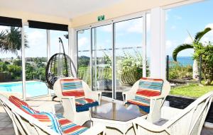 Peldbaseins naktsmītnē Villa Maya oceanfront with pool, jaccuzzi, wifi, jets in bathroom vai tās tuvumā