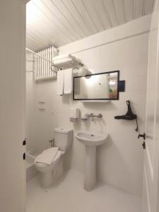科尼亞的住宿－Sufi Homes，白色的浴室设有卫生间和水槽。