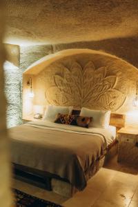 a bedroom with a large bed in a room at Doda Artisanal Cave Hotel - Adults Only - in Nevsehir