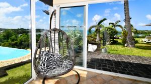 Dārzs pie naktsmītnes Villa Maya oceanfront with pool, jaccuzzi, wifi, jets in bathroom