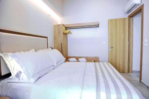 Postel nebo postele na pokoji v ubytování Demar Suites Vlycho Lefkada