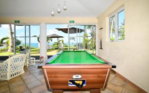 Biliár nebo kulečník v ubytování Villa Maya oceanfront with pool, jaccuzzi, wifi, jets in bathroom
