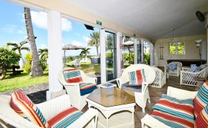 Atpūtas zona naktsmītnē Villa Maya oceanfront with pool, jaccuzzi, wifi, jets in bathroom