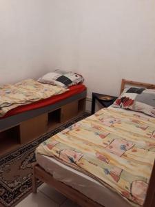 Postel nebo postele na pokoji v ubytování 2 Zi Souterrain Wohnung in Wiesbaden Schierstein