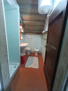 ein Badezimmer mit Toilette und Waschbecken in der Unterkunft The room on the terrace in Londa