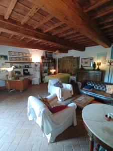 ein Wohnzimmer mit zwei Betten und einem Tisch in der Unterkunft The room on the terrace in Londa + 22 Fotos