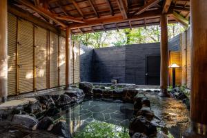 ein Pool mitten in einem Haus in der Unterkunft YuYu Hakone - Private Open Air Onsen Usage Guaranteed in Hakone
