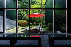 Ein Garten an der Unterkunft YuYu Hakone - Private Open Air Onsen Usage Guaranteed