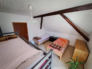 Postel nebo postele na pokoji v ubytování Hikers Hut Hišar
