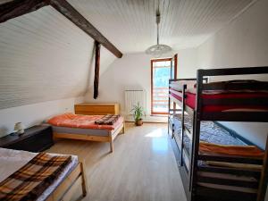Postel nebo postele na pokoji v ubytování Hikers Hut Hišar