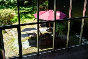 Ein Garten an der Unterkunft YuYu Hakone - Private Open Air Onsen Usage Guaranteed
