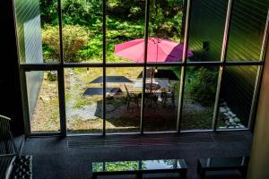 Ein Garten an der Unterkunft YuYu Hakone - Private Open Air Onsen Usage Guaranteed