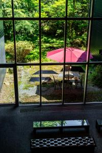 Ein Garten an der Unterkunft YuYu Hakone - Private Open Air Onsen Usage Guaranteed