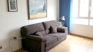 sala de estar con sofá y mesa en LPA Stop Apartment, en Las Palmas de Gran Canaria
