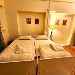 Una cama o camas en una habitación de Hammock Hostels - Bandra