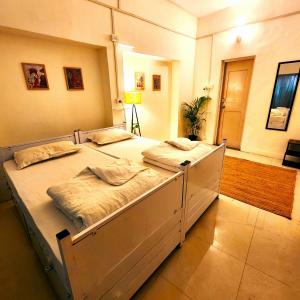 Una cama o camas en una habitación de Hammock Hostels - Bandra
