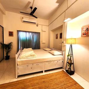 Una cama o camas en una habitación de Hammock Hostels - Bandra