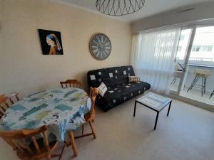 Posedenie v ubytovaní Appartement à 100m de la plage avec parking et petits animaux admis - FR-1-324A-38