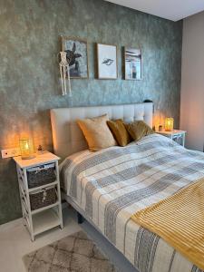 ein Schlafzimmer mit einem Bett und zwei Tischen mit Lampen in der Unterkunft Casa Marysol in Orihuela + 10 Fotos