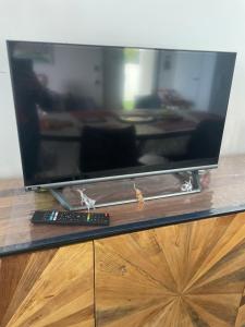 Televízia a/alebo spoločenská miestnosť v ubytovaní Appartement T3 de standing tout équipé