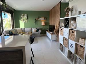 ein Wohnzimmer mit grünen Wänden und einem Sofa in der Unterkunft Casa Marysol in Orihuela