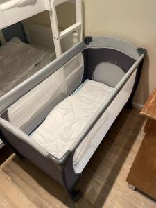 un piccolo letto a castello in una camera di Aquamarina 17 a Heiligenhafen