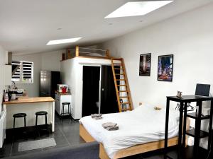 Ένα ή περισσότερα κρεβάτια σε δωμάτιο στο Maison indépendante au calme dans un cadre bucolique Strasbourg Europa Park 1 à 6 personnes